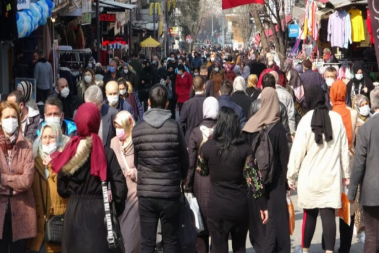 Bursa'da cadde ve meydanlardaki kalabalık tedirginlik yarattı!