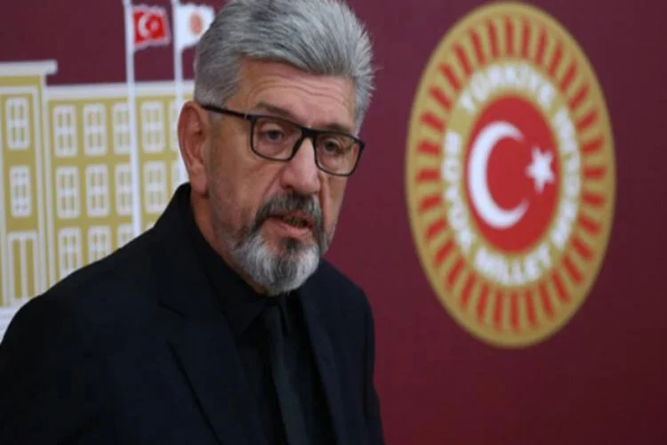 CHP'ye katılan Cihangir İslamoğlu'na rozeti Kılıçdaroğlu taktı