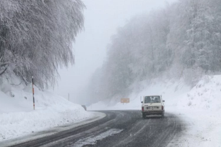 Domaniç Dağları'nda kar yağışı etkili oluyor