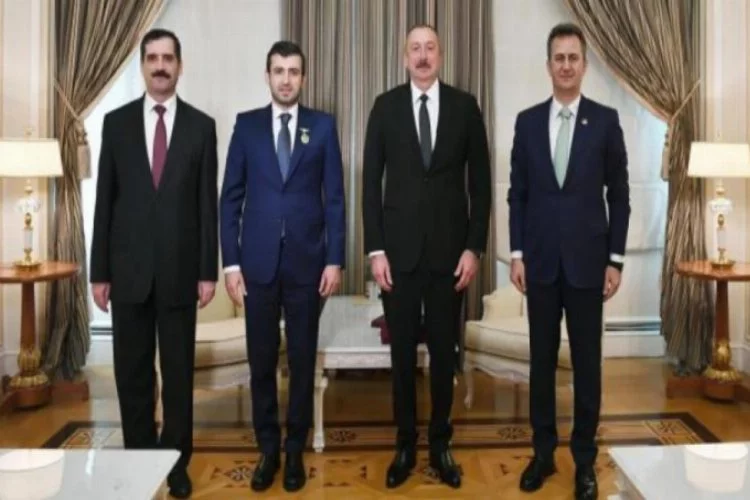 Aliyev, Selçuk Bayraktar'a madalya taktı