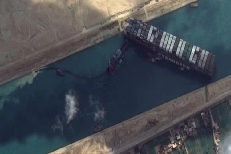 Mısır, Süveyş Kanalı'ndaki kriz yüzünden 1 milyar dolar tazminat istiyor