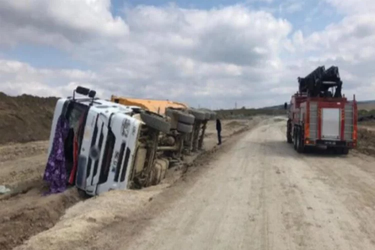 Gelibolu'da mıcır yüklü kamyon devrildi: 1 yaralı