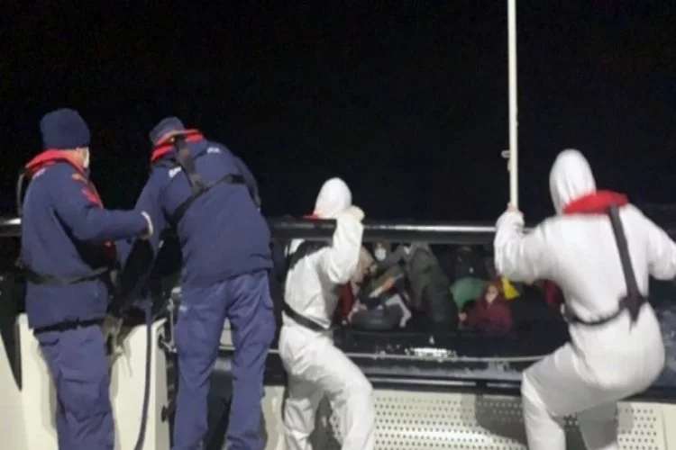 Teknesi arızalanan göçmenleri Sahil Güvenlik kurtardı
