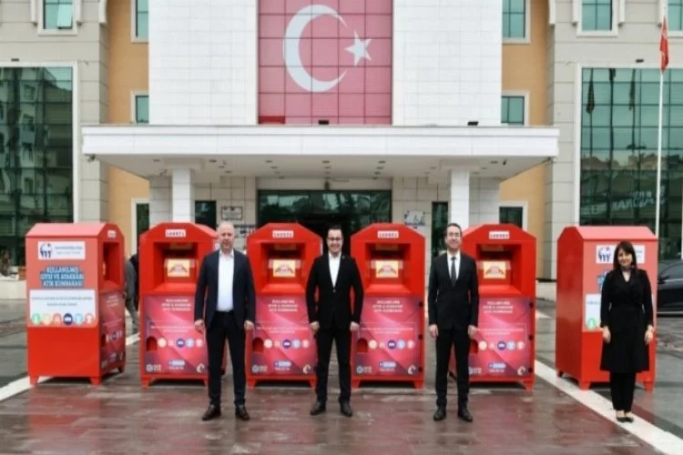 Bursa'da giysiler çöpe gitmiyor, kumbaraya atılıyor