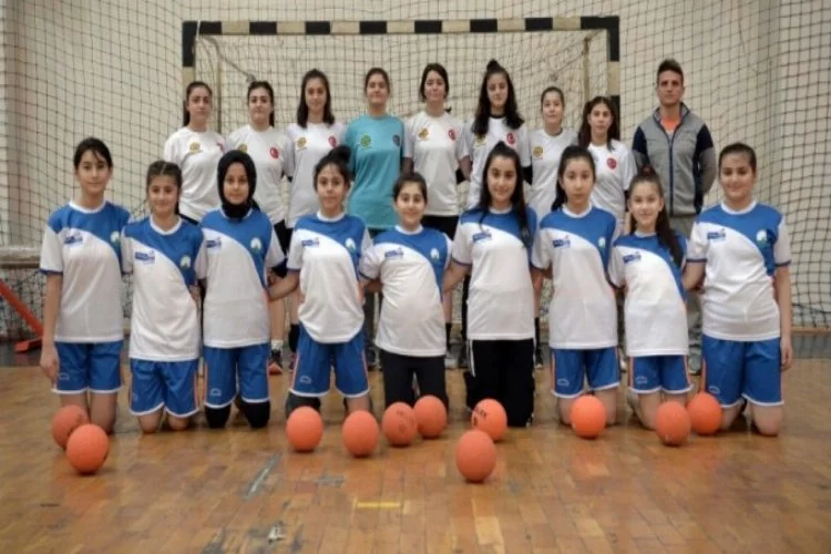 Bursa'da hentbolun  sultanları akademide yetişiyor