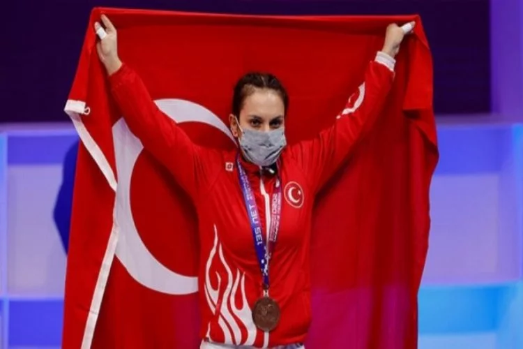 Milli halterci Şaziye Erdoğan'dan bronz madalya!