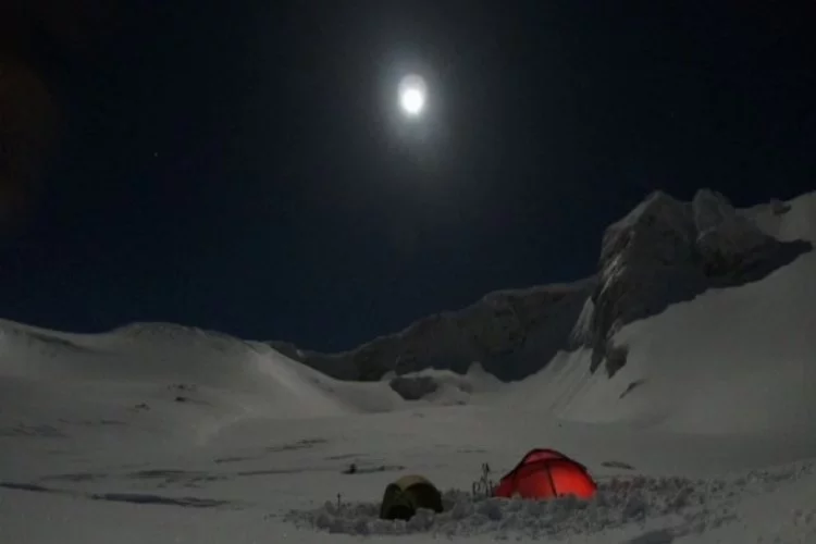 Bursalı dağcılardan Uludağ'da dolunay altında kamp