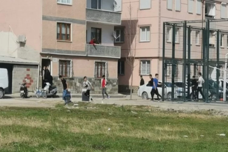 Bursa'da kısıtlamada parkta oynayan gençlerin polisten kaçma anı kamerada