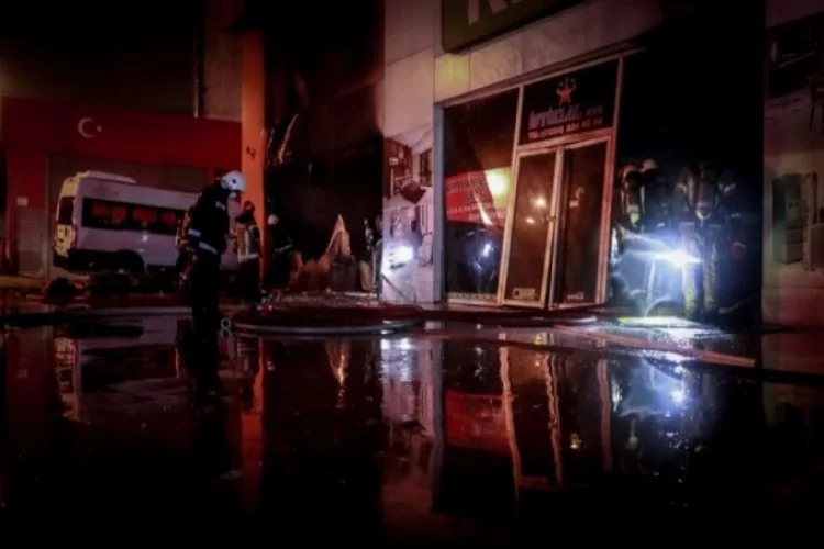 Bursa'da 2 katlı mobilya atölyesi yandı!