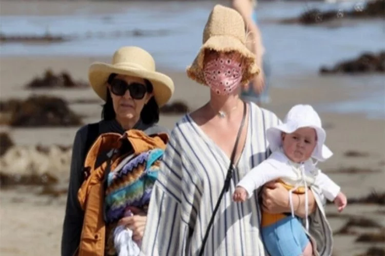 Katy Perry bebeğiyle plajda görüntülendi