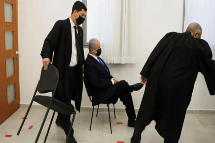 Yolsuzluktan yargılanan Netanyahu'ya 'bacak bacak' üstüne poz tepkisi