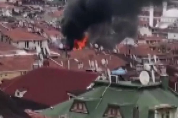 Çıkan yangında binanın çatısı alev alev yandı