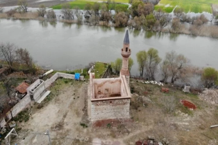 Bursa'da 613 yıllık caminin minaresi böyle yıkıldı!