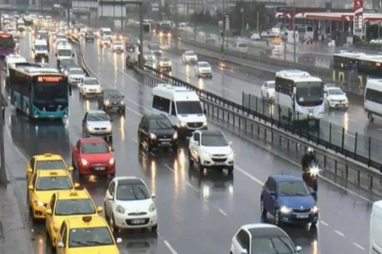 İstanbul güne yağmurla başladı! Trafik kilit