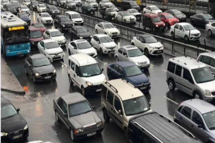 İstanbul'da mesai bitiminde trafik yoğunluğu yüzde 70'e çıktı