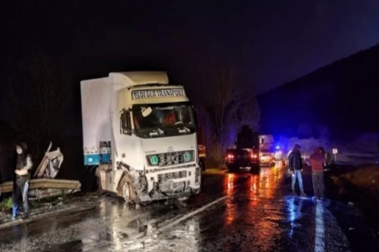 Bursa'da yağış sebebiyle kapanan yol 5 saat sonra ulaşıma açıldı