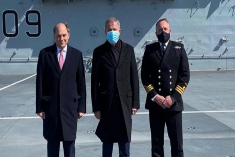 Bakan Akar, Prince of Wales uçak gemisinde incelemelerde bulundu