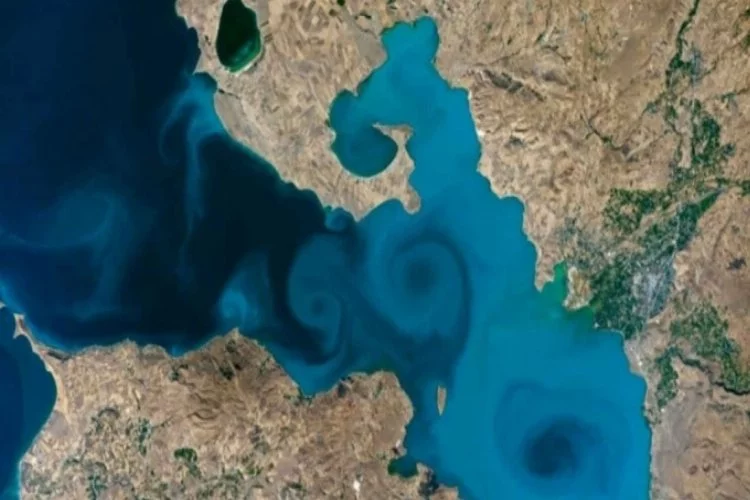 Bakan Ersoy'dan NASA yarışmasındaki Van Gölü fotoğrafına destek çağrısı
