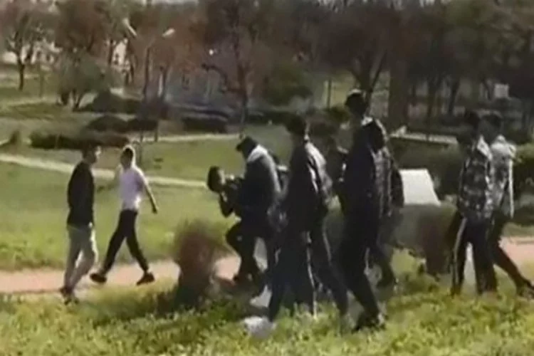 Bursa'da kısıtlamada parkta toplanan gençler kavga etti!