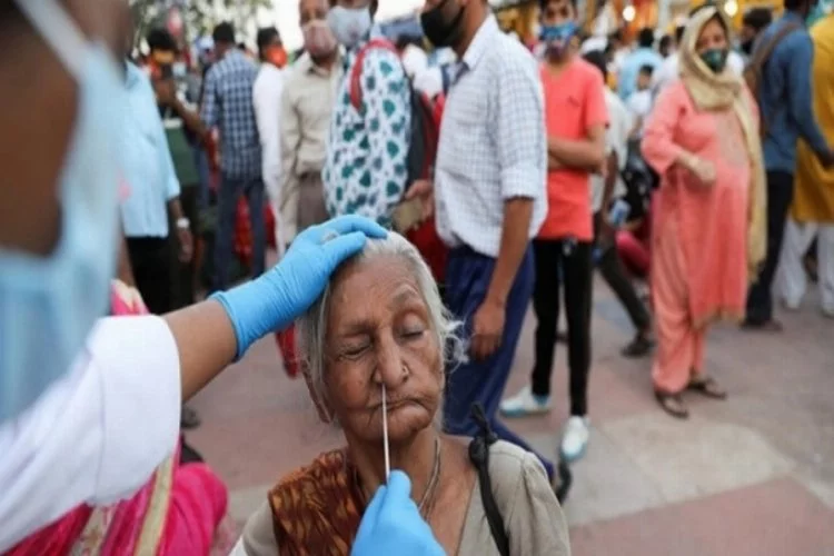 Hindistan'da koronavirüs vakaları düşmüyor: 161 bin