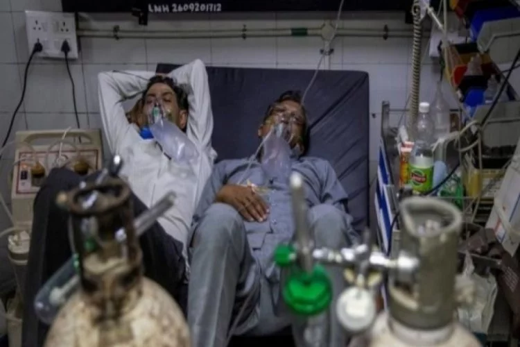 Hindistan'da aynı yatakta iki korona hastası tedavi ediliyor