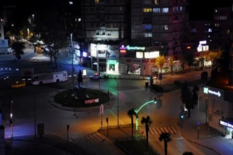 Bursa'da sokağa çıkma kısıtlamasında sokaklar boş kaldı