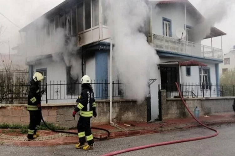 Evde yangın! 7 kişilik aile son anda kurtuldu