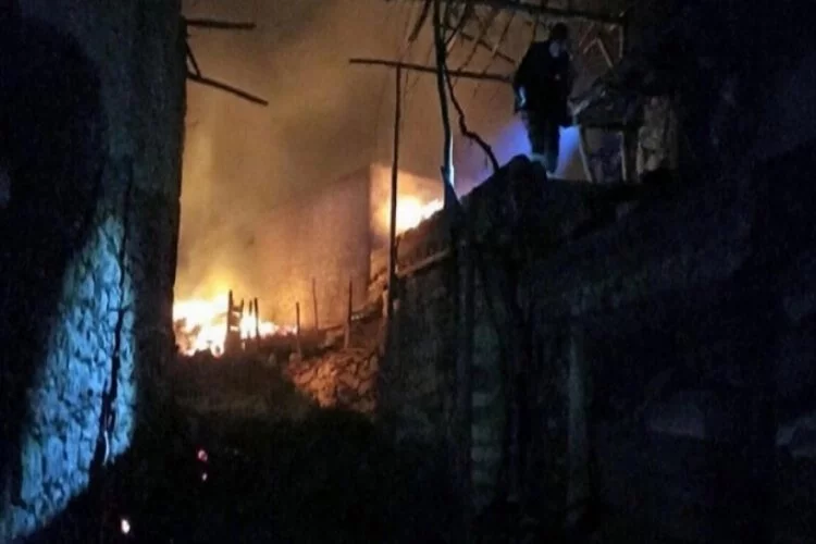 Uşak'ta 2 ev ile 1 ahır yandı, koyun ve kuzular öldü