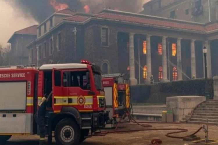 Cape Town'da yangın: 4 bin öğrenci tahliye edildi