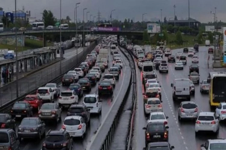 İstanbul'da kısıtlama öncesi trafik yoğunluğu yüzde 74'e çıktı
