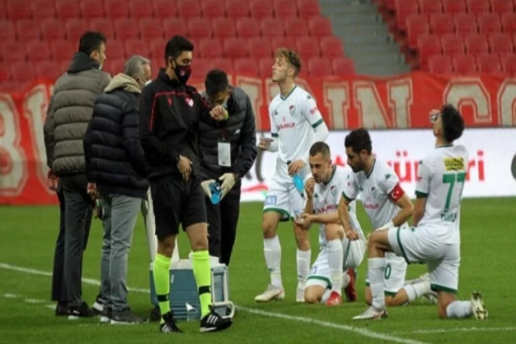Samsunspor - Bursaspor maçında futbolcular faulü fırsat bilip oruç açtı!