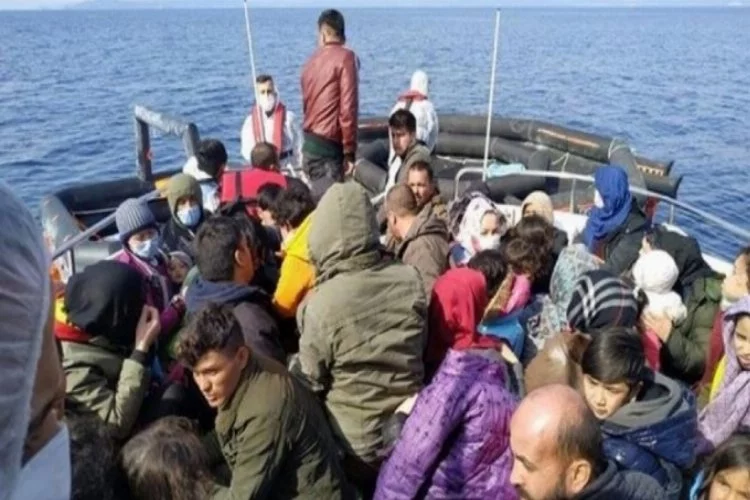 İzmir açıklarında Türk kara sularına itilen sığınmacılar kurtarıldı