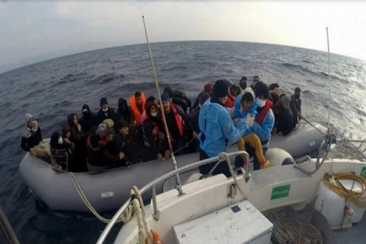 Lastik bottaki 54 kaçak göçmen kurtarıldı