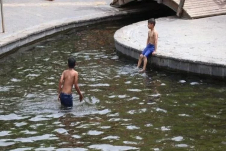 Sıcaklık 26 dereceyi görünce çocuklar Anzele suyunda serinledi!