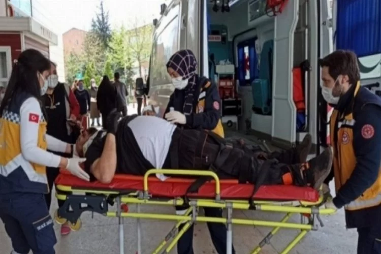 Bursa'da taşıdığı malzemelerin altında kalan işçi yaralandı