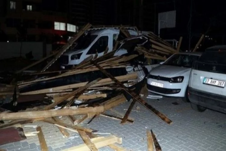 Fırtınada çatı uçtu 10 araç zarar gördü