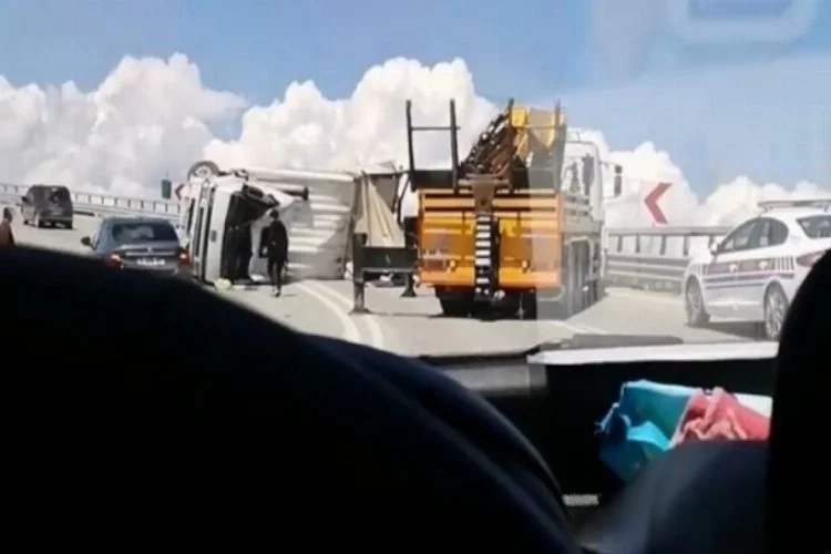 Bursa'da kamyon  virajı alamayınca devrildi
