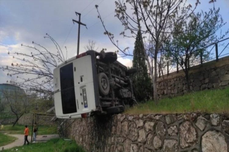 Bursa'da minibüs refüje çarptıktan sonra parka devrildi