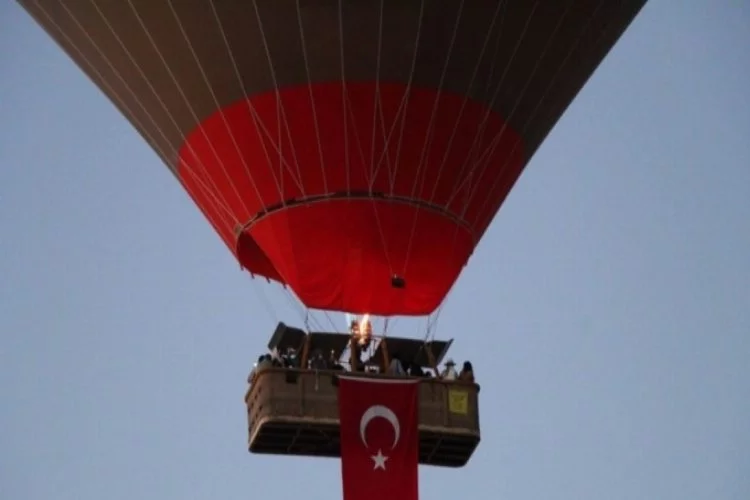 Kapadokya'da balonlar Türk Bayrakları ve Atatürk posterleriyle havalandı