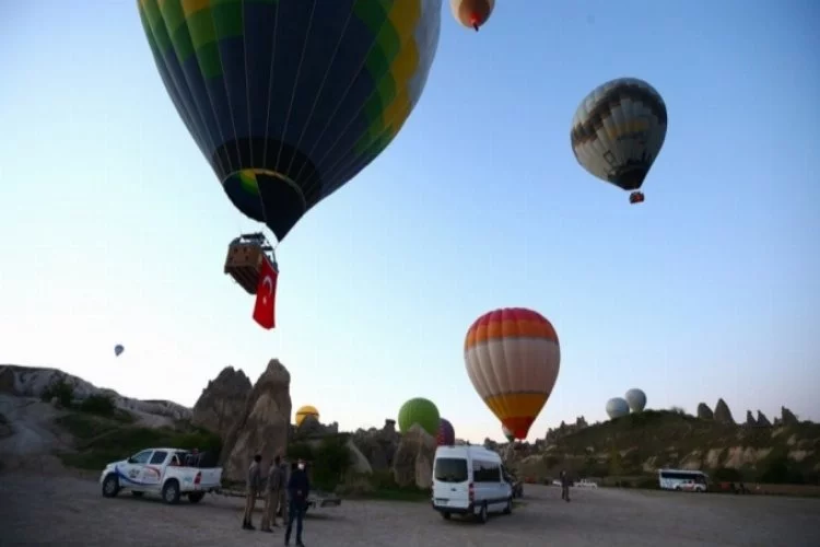 Kapadokya'da balonlarla 23 Nisan etkinliği