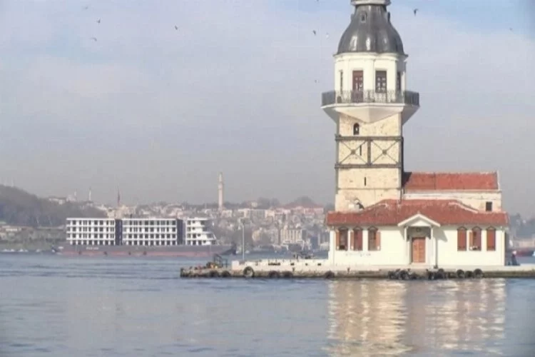 İstanbul Boğazı'ndan adeta 'apartman' geçti