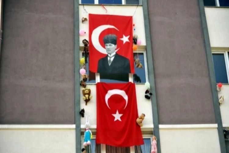 Bursa'da 23 Nisan'da apartmanların dış cephelerine oyuncak astılar