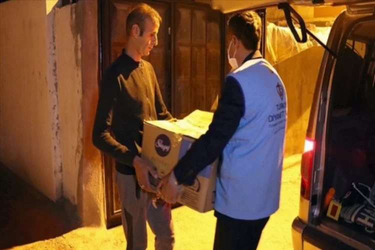 'İyilik elçisi' din görevlisi sahurda ihtiyaç sahiplerinin kapısını çalıyor