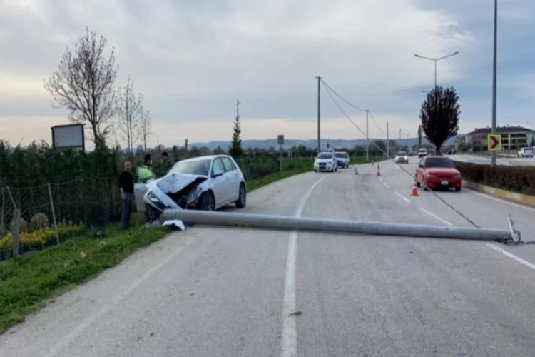 Bursa'da otomobil beton direği devirdi, trafik kapandı