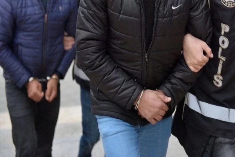 Bursa'da husumetlisinin evine taşla saldıran 2 şüpheliye gözaltı