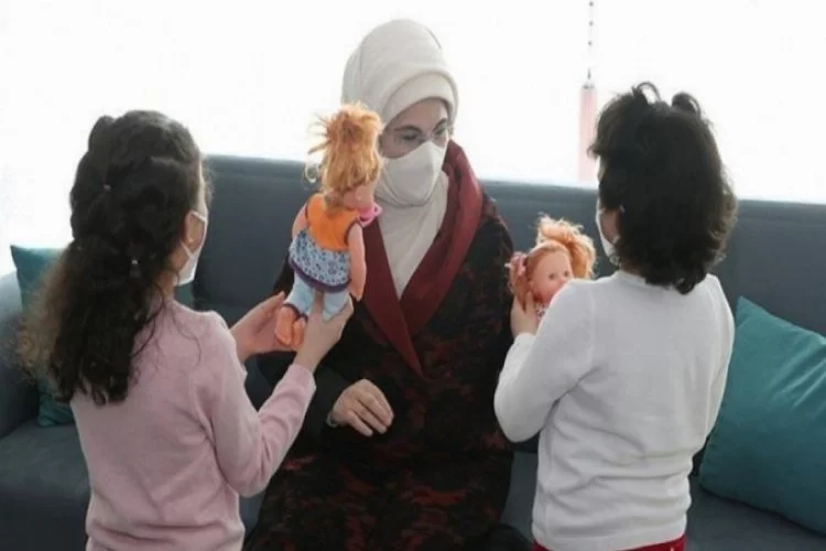 Emine Erdoğan'dan, sevgi evindeki çocuklara ziyaret!