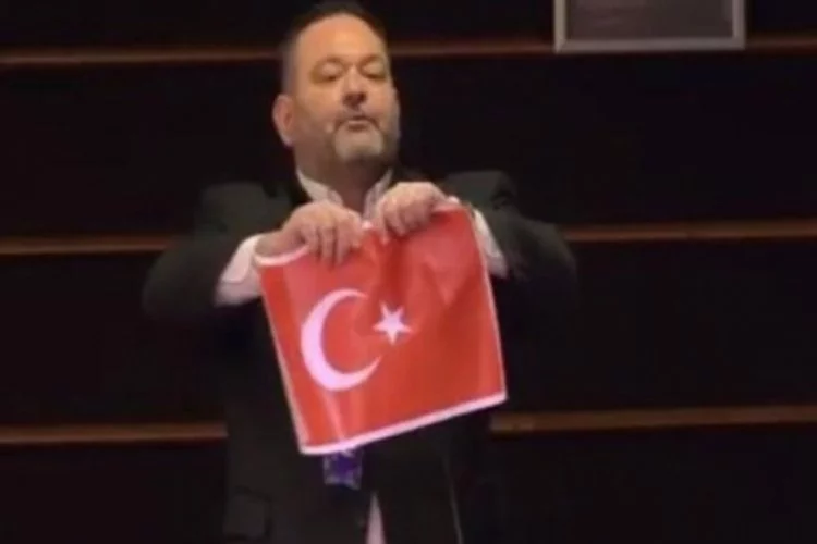 Türk bayrağını yırtan Yunan vekil Lagos tutuklandı