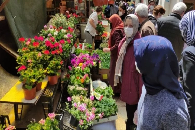 Bursa'da tam kapanmayı duyan vatandaş çiçekçiye koştu