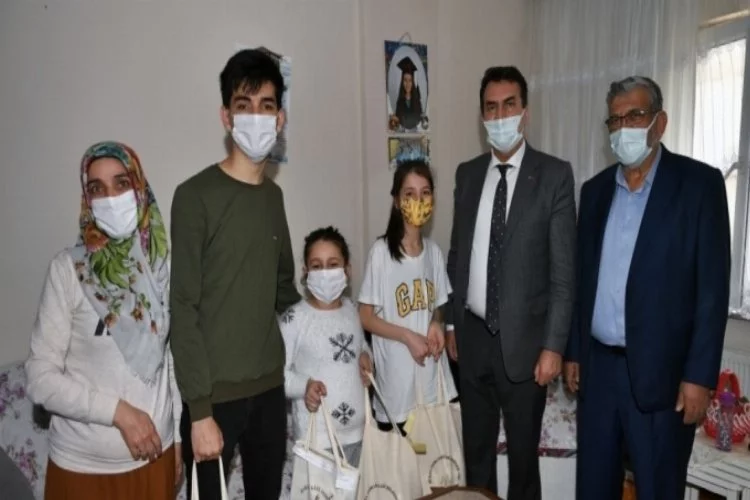 Bursa'da Osmangazi Belediye Başkanı Dündar, yetim çocukları güldürdü