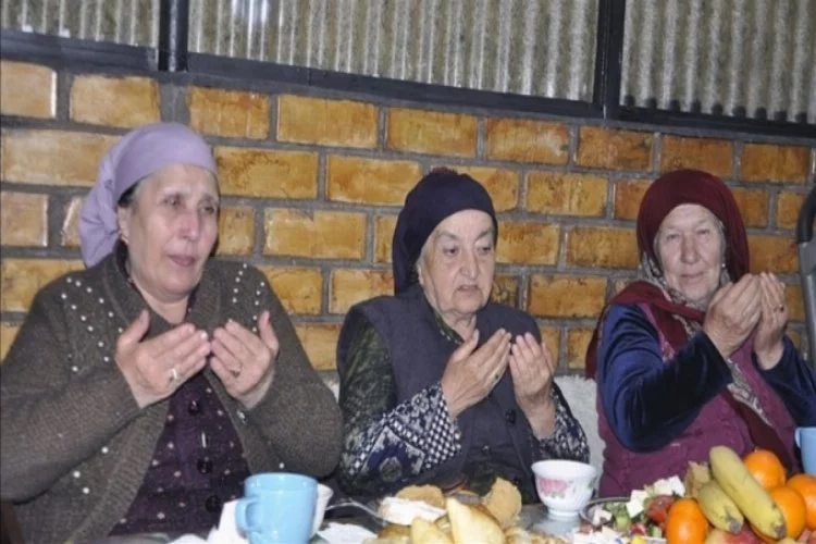Ahıska Türkleri toplu iftar geleneğini devam ettiriyor